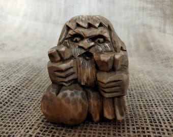 Statuetta in legno intagliata a mano di Ded Khabar, spirito slavo della fortuna.