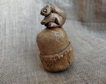 Statuina di scoiattolo in legno seduto su una ghianda, decorazione forestale fatta a mano