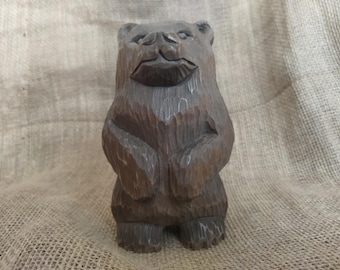 Handgeschnitzte hölzerne Bärenfigur. Hergestellt aus Lindenholz, steht diese Figur 14 cm groß