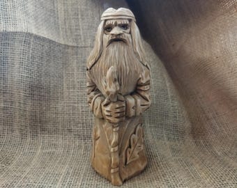 Statuetta in legno di un saggio della foresta. Intaglio del legno.