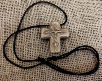 Ciondolo crocifisso in legno di tiglio intagliato a mano – Collana con croce di Gesù Cristo