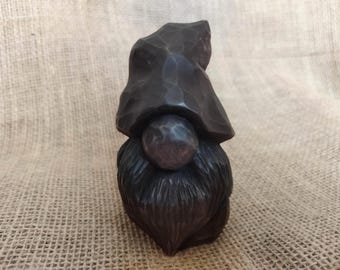 Statuetta di gnomo nero. Intaglio in legno.