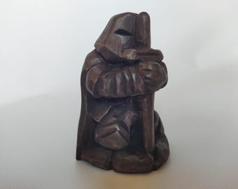Statuetta di un cavaliere crociato inginocchiato. Statuetta in legno realizzata a mano. Decorazione gotica.