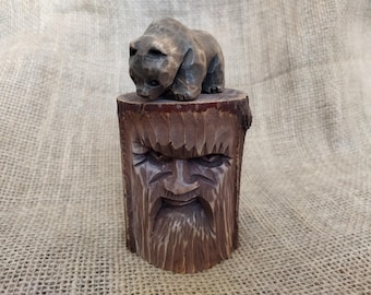 Spirito della foresta e orsetto, statua dello spirito del legno, totem della natura intagliato a mano