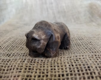 Statua di orso di bosco. Decorazione rustica per baita. Statuetta unica di un orso selvatico, il guardiano della foresta.