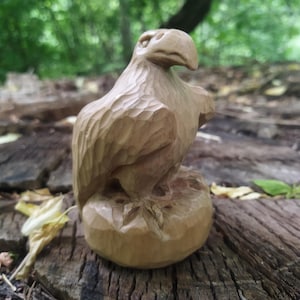 Majestic Eagle statue, hand-carved wooden bird figurine – a unique artistic gift for home decor