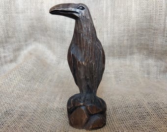 Scultura di corvo in legno intagliata a mano: decorazione personalizzata con uccelli