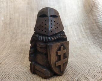 Statuetta in legno di cavaliere medievale - Guardia del Silenzio intagliata a mano