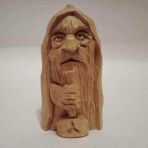 Thor-beeldje. Handgemaakt houten beeld van de god Thor. Houtsnijwerk.