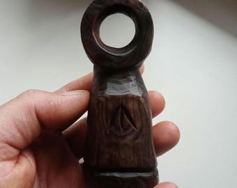 Bambola Panka in legno intagliato a mano - Amuleto dello spirito slavo - Ciondolo pagano in legno di pino