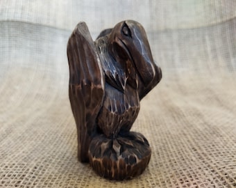 Statuetta di condor/avvoltoio intagliata a mano. Arte in legno raffigurante un uccello rapace. Oggetto da collezione di fauna selvatica e mitologia.