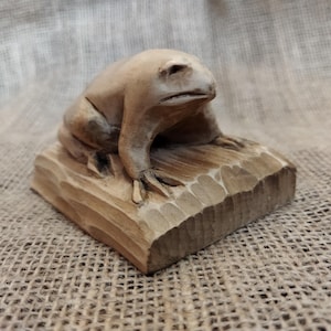 Figurka żaby, ręcznie rzeźbiony drewniany amulet przynoszący szczęście, wyjątkowa figurka naturalna.