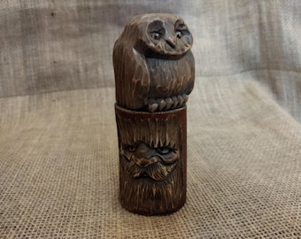 Leshy e il gufo. Spiriti della foresta nel legno. Set Guardiano del bosco.