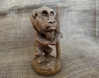 Mandrillo il Viandante. Scultura in legno realizzata a mano raffigurante una scimmia con un bastone.