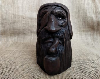 Busto di canaglia in legno intagliato a mano, statuetta di marinaio con pipa e benda sull'occhio, arte popolare nautica, scultura di bandito di mare