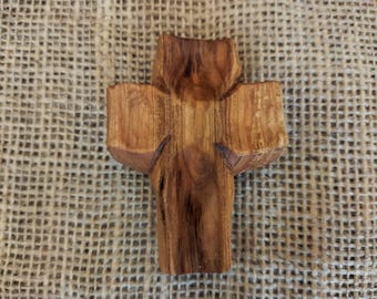 Croce di legno fatta a mano. Albicocca. Legno intagliato.