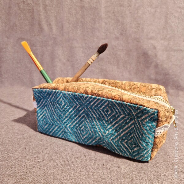 Trousse bleue à motif losange et liège, avec touche de dentelle blanche, fermeture en laiton métallique