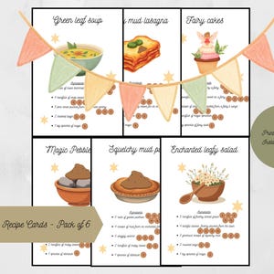 Op de afbeelding: Een set van zes receptkaarten getiteld "Mud Kitchen Recipe Cards - Pack of 6". Elke kaart toont een illustratie van een gerecht, zoals "Green leaf soup" en "Fairy cakes", met een ingrediëntenlijst.