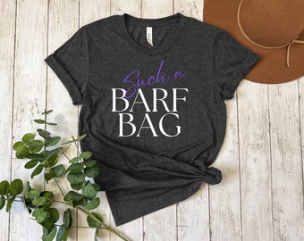 Puede incluir: Una camiseta gris oscuro con el texto "Such a BARF BAG" en letras blancas. La palabra "Such" está en morado.