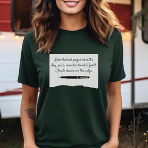 Maglietta poetica Haiku Penna stilografica e carta Design Regalo per gli amanti della poesia Abbigliamento letterario per scrittori e appassionati di parole