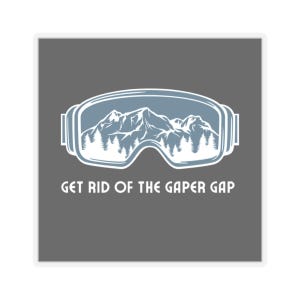 Puede incluir: Una pegatina gris con un contorno blanco que muestra unas gafas de esquí azules con una escena de montaña reflejada en las lentes. El texto "GET RID OF THE GAPER GAP" está impreso debajo de las gafas.