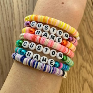Pulsera personalizada con nombre o palabra / Hecha a mano con cuentas de arcilla / Envío gratuito al Reino Unido