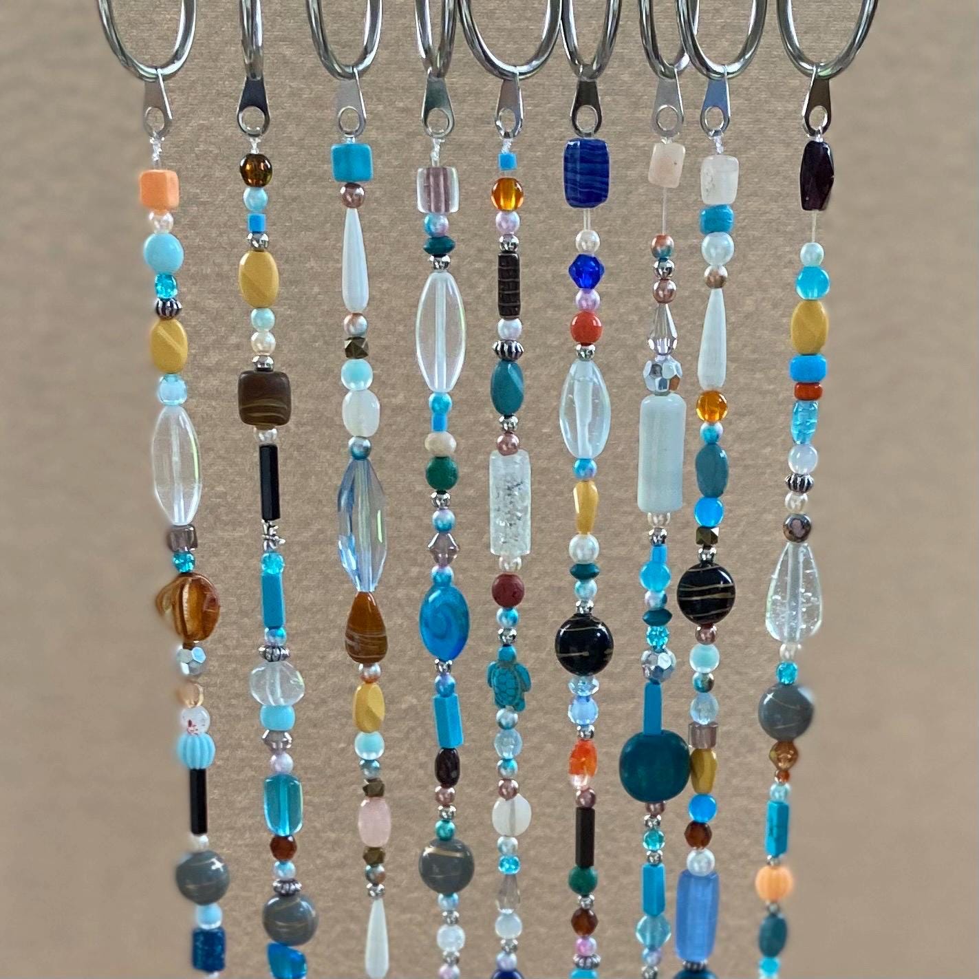 Ensemble De Pierres Précieuses De Couleur Différente Isolé Sur Fond