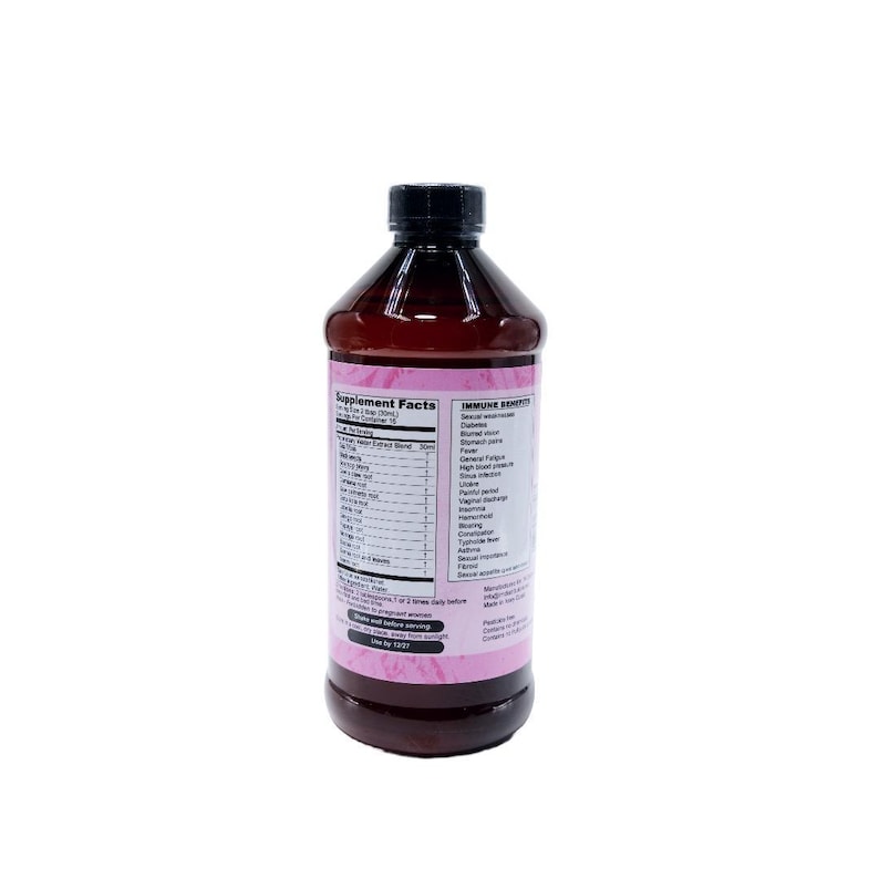 Pu&ograve; includere: Una bottiglia marrone con tappo nero, contenente un integratore liquido. L'etichetta include informazioni nutrizionali e benefici immunitari. La bottiglia &egrave; su sfondo bianco.