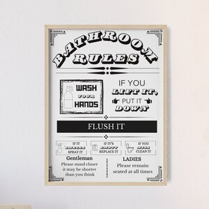 Puede incluir: Un cartel de reglas de baño en blanco y negro con un diseño vintage. El cartel dice "Reglas de baño" e incluye instrucciones como "Lávate las manos", "Si lo levantas, ponlo abajo" y "Tira de la cadena".