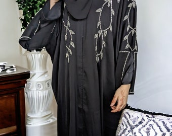 Abaya avec Hijab- Made in Dubai - Zahra Al-Layl - Fait Main - Artisanal - Khareej