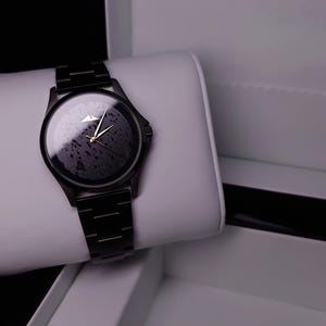 Orologio con Quadrante in Pietra lavica, titanio e acciaio spazzolato inossidabile. Movimento Giapponese e sistema innovativo di sgancio rapido delle maglie. Ideale per un regalo di lusso, unico nel suo genere e di grande impatto visivo minimal.