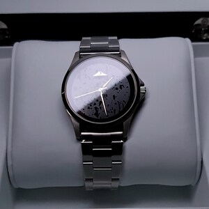 Orologio con Quadrante in Pietra lavica, titanio e acciaio spazzolato inossidabile. Movimento Giapponese e sistema innovativo di sgancio rapido delle maglie. Ideale per un regalo di lusso, unico nel suo genere e di grande impatto visivo minimal.