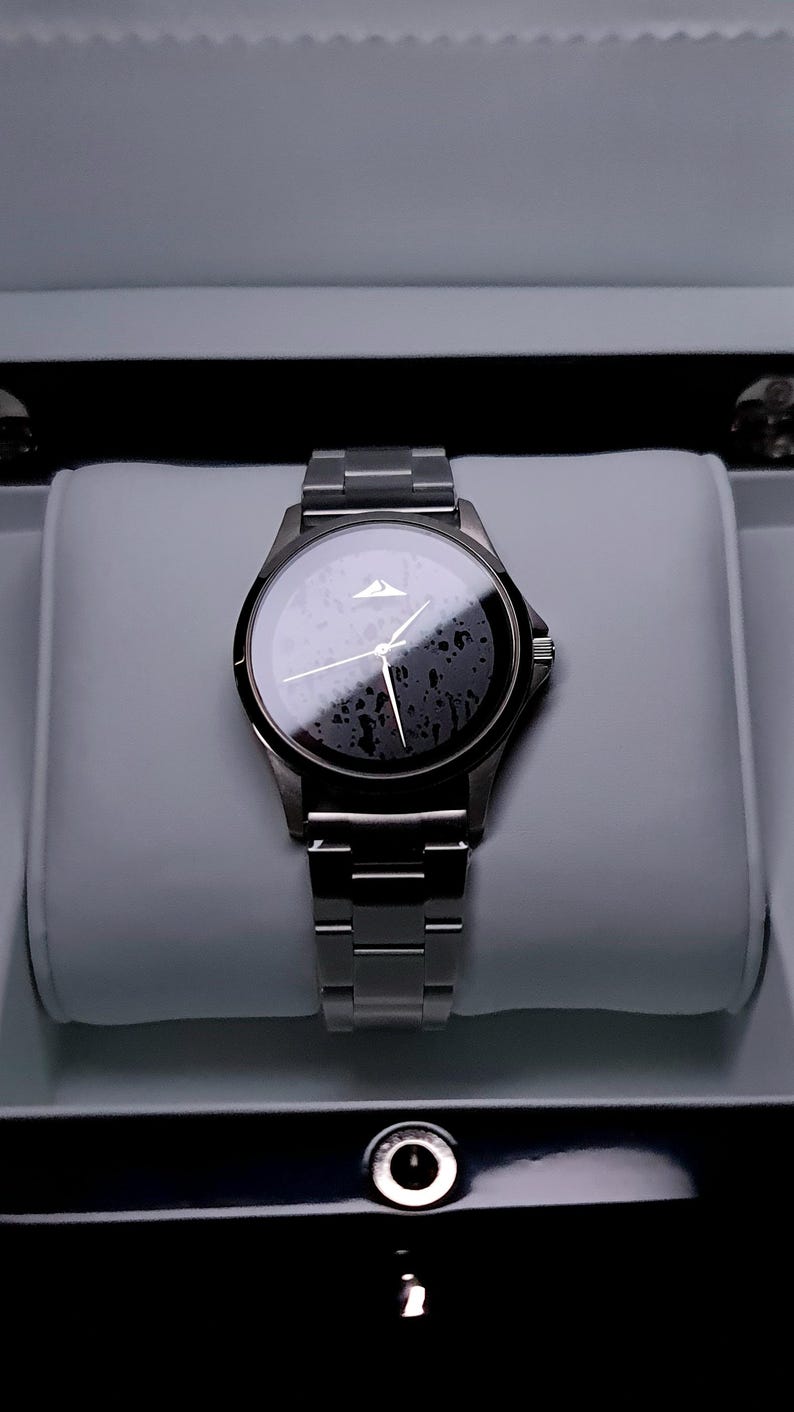 Orologio con Quadrante in Pietra lavica, titanio e acciaio spazzolato inossidabile. Movimento Giapponese e sistema innovativo di sgancio rapido delle maglie. Ideale per un regalo di lusso, unico nel suo genere e di grande impatto visivo minimal.