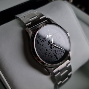 Orologio con Quadrante in Pietra lavica, titanio e acciaio spazzolato inossidabile. Movimento Giapponese e sistema innovativo di sgancio rapido delle maglie. Ideale per un regalo di lusso, unico nel suo genere e di grande impatto visivo minimal.