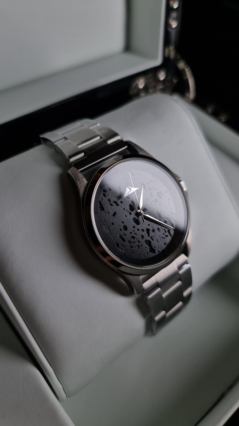 Orologio con Quadrante in Pietra lavica, titanio e acciaio spazzolato inossidabile. Movimento Giapponese e sistema innovativo di sgancio rapido delle maglie. Ideale per un regalo di lusso, unico nel suo genere e di grande impatto visivo minimal.