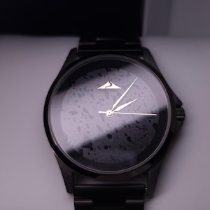 Orologio con Quadrante in Pietra lavica, titanio e acciaio spazzolato inossidabile. Movimento Giapponese e sistema innovativo di sgancio rapido delle maglie. Ideale per un regalo di lusso, unico nel suo genere e di grande impatto visivo minimal.