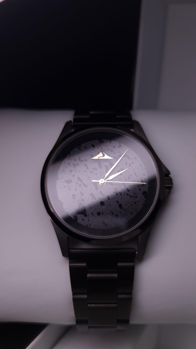 Orologio con Quadrante in Pietra lavica, titanio e acciaio spazzolato inossidabile. Movimento Giapponese e sistema innovativo di sgancio rapido delle maglie. Ideale per un regalo di lusso, unico nel suo genere e di grande impatto visivo minimal.