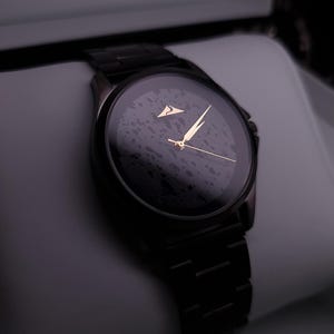 Orologio con Quadrante in Pietra lavica, titanio e acciaio spazzolato inossidabile. Movimento Giapponese e sistema innovativo di sgancio rapido delle maglie. Ideale per un regalo di lusso, unico nel suo genere e di grande impatto visivo minimal.