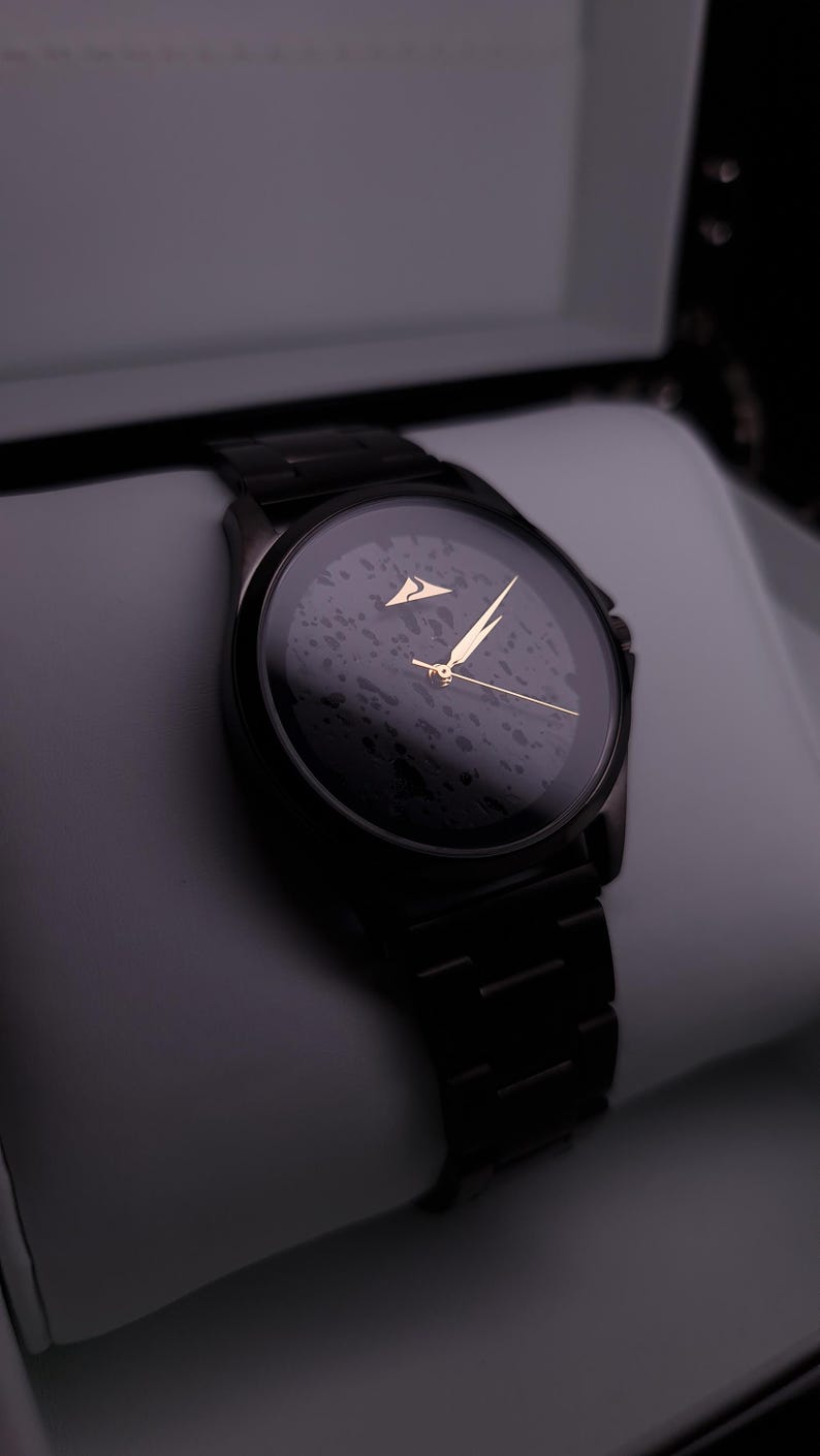 Orologio con Quadrante in Pietra lavica, titanio e acciaio spazzolato inossidabile. Movimento Giapponese e sistema innovativo di sgancio rapido delle maglie. Ideale per un regalo di lusso, unico nel suo genere e di grande impatto visivo minimal.