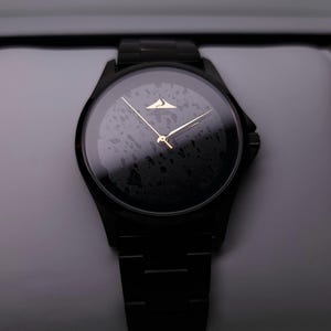 Orologio con Quadrante in Pietra lavica, titanio e acciaio spazzolato inossidabile. Movimento Giapponese e sistema innovativo di sgancio rapido delle maglie. Ideale per un regalo di lusso, unico nel suo genere e di grande impatto visivo minimal.