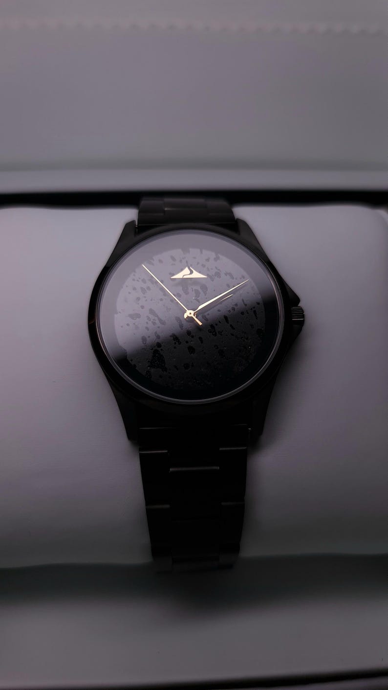 Orologio con Quadrante in Pietra lavica, titanio e acciaio spazzolato inossidabile. Movimento Giapponese e sistema innovativo di sgancio rapido delle maglie. Ideale per un regalo di lusso, unico nel suo genere e di grande impatto visivo minimal.
