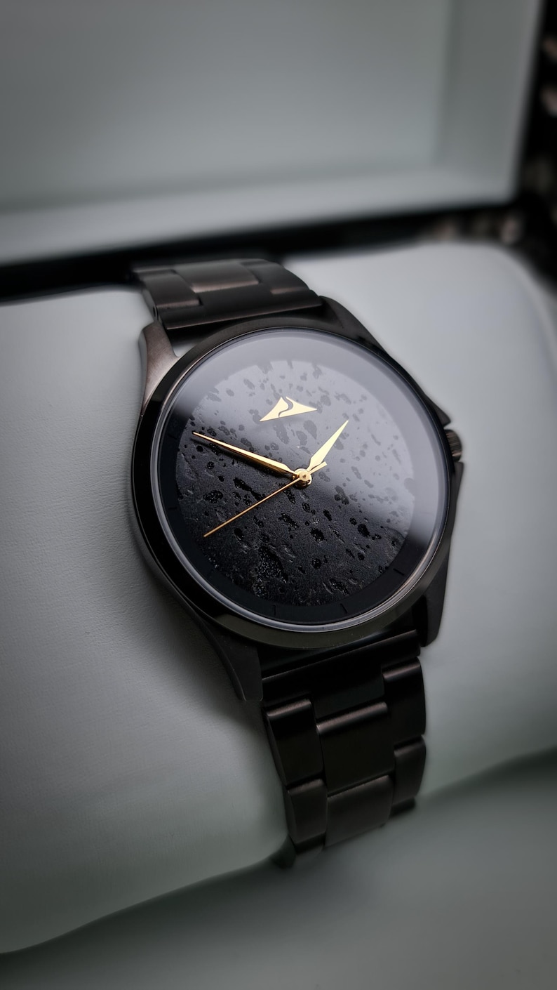 Orologio con Quadrante in Pietra lavica, titanio e acciaio spazzolato inossidabile. Movimento Giapponese e sistema innovativo di sgancio rapido delle maglie. Ideale per un regalo di lusso, unico nel suo genere e di grande impatto visivo minimal.