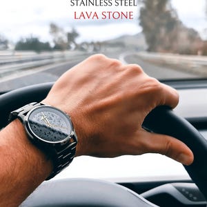 Orologio con Quadrante in Pietra lavica, titanio e acciaio spazzolato inossidabile. Movimento Giapponese e sistema innovativo di sgancio rapido delle maglie. Ideale per un regalo di lusso, unico nel suo genere e di grande impatto visivo minimal.