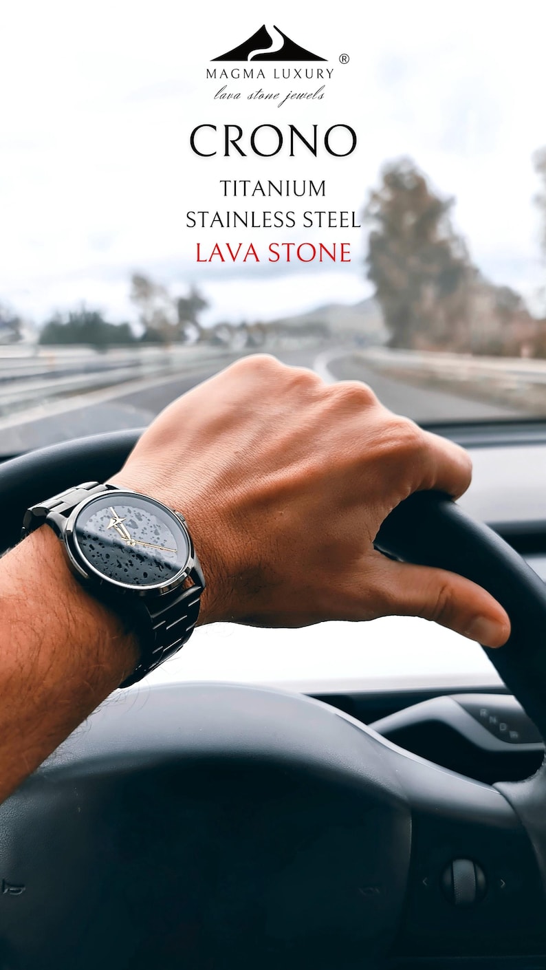 Orologio con Quadrante in Pietra lavica, titanio e acciaio spazzolato inossidabile. Movimento Giapponese e sistema innovativo di sgancio rapido delle maglie. Ideale per un regalo di lusso, unico nel suo genere e di grande impatto visivo minimal.