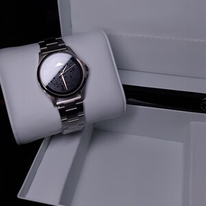 Orologio con Quadrante in Pietra lavica, titanio e acciaio spazzolato inossidabile. Movimento Giapponese e sistema innovativo di sgancio rapido delle maglie. Ideale per un regalo di lusso, unico nel suo genere e di grande impatto visivo minimal.