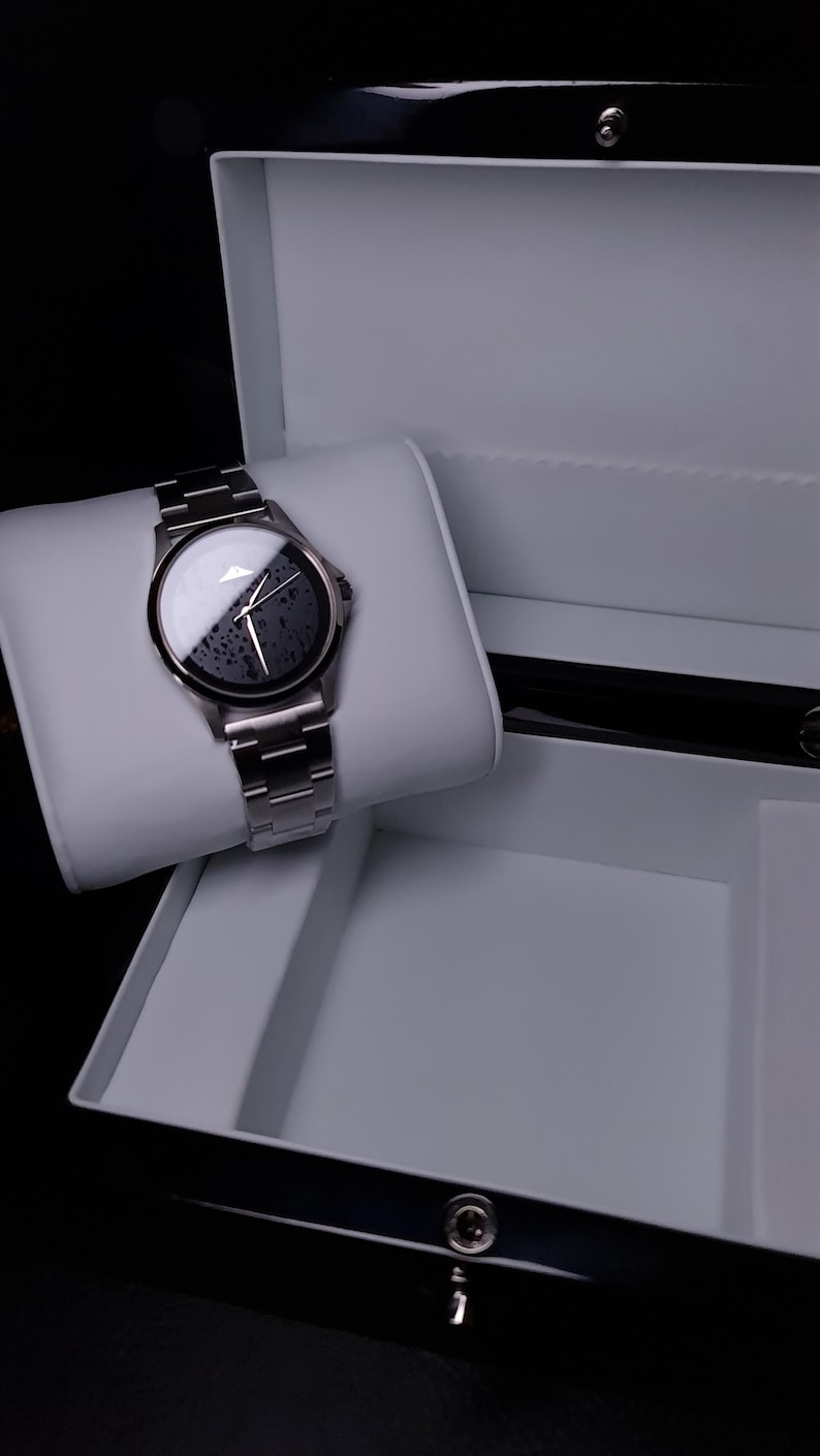 Orologio con Quadrante in Pietra lavica, titanio e acciaio spazzolato inossidabile. Movimento Giapponese e sistema innovativo di sgancio rapido delle maglie. Ideale per un regalo di lusso, unico nel suo genere e di grande impatto visivo minimal.
