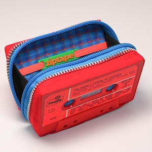 Cartera vintage hecha a mano: casetes reciclados y diseño único