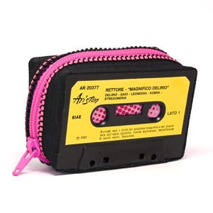 Portafoglio vintage fatto a mano con cassette originali e tessuti riciclati. Custodia 3D print, QR per ascoltare il nastro in digitale