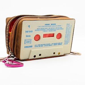 Handgefertigte Vintage-Geldbörse - Recycelte Kassetten & einzigartiges Design - Joan Baez