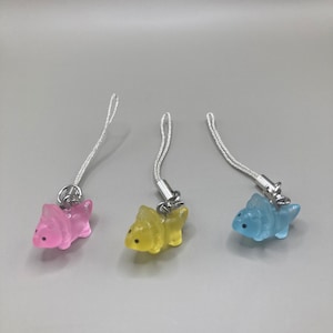 Dije para teléfono de triceratops que brilla en la oscuridad, color rosa, amarillo o azul, dijes de dinosaurio kawaii, lindos dijes de dinosaurio, accesorio para teléfono de dinosaurio